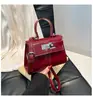 Bolsa Pequeña de Ropa de Trabajo Casual para Mujer 2026 Nuevo Estilo Bolso de Hombro Cruzado Texturizado de Moda Estilo Primavera y Verano Bolso de Mano Kelly