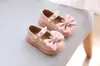 Sapatos de Princesa para Meninas Primavera e Outono Novo Estilo Laço de Pérola Sapatos Pequenos de Couro Sapatos para Bebês e Crianças Pequenas Solado Macio Antiderrapante Sapatos Individuais Infantis