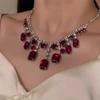 Collar elegante de cristal con rubí retro francés, diseño de nicho de alta gama, cadena de clavícula estilo puerto de corte para mujer