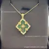 Artesanía Cepillada Estilo Francés Vintage Estilo de Corte Colgante de Trébol de Cuatro Hojas Perla Blanca Red de Huecos Collar de Ágata Roja para Mujer