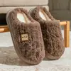 Pantuflas de felpa tipo oso suave para otoño e invierno para mujer, con forro interior engrosado para mayor calidez, suela gruesa y características antideslizantes, adecuadas tanto para usar en interiores como en exteriores, y disponibles como juego para parejas