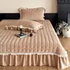 Estilo Crema Francesa 2026 Nuevo Felpa Encaje de Doble Capa Cuadros Felpa de Leche Acolchado Funda de Almohada Cubre Cama Juego de Tres Piezas Color Sólido