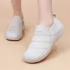 Sapatos Femininos Primavera Novo Estilo Casual Esportivo Leve Slip-On Respirável Fly-Knit Sapatos Femininos Sola Macia Fashion Versátil Sapatos de Mãe