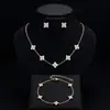 Exquisito Conjunto de Tres Piezas de Trébol de Cuatro Hojas con Circonita Cúbica Collar Pulsera Aretes Joyería Versátil de Lujo Ligero para Mujer al por Mayor