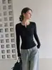 Camiseta base versátil para mujer, estilo chica atrevida, gris, cuello henley, manga larga, diseño de primavera y otoño con botones, elástica