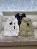 Chamarra de plumón estilo ropa de trabajo con capucha, diseño de pantalón con múltiples bolsillos con solapa, chaleco adornado con triángulo invertido clásico, Novedad Otoño e Invierno 25Ss