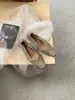 2026 Novos Sapatos de Salto Único Suede Mary Jane Retro Francês com Bico Quadrado e Tiras Cruzadas para Mulheres