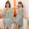 24 Vestido de Noite de Algodão e Seda Pai-Filho de Verão Mãe-Filha Tamanhos Médio e Grande Infantil Bebê Vestido de Casa com Estampa Alça Base Vestido Camiseta Pijama