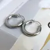 Brincos Iins de Metal Sólido Estilo Europeu e Americano Venda Quente Transfronteiriça com Textura Metálica, Argolas Lisas 2025, Acessórios de Orelha Elegantes