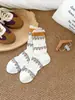 Meias de primavera/outono até o meio da panturrilha com padrão de losangos em relevo retro Fair Isle e renda franzida, estilo faculdade, meias largas