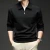 Camisa polo com zíper parcial e mangas compridas para homens de meia-idade, adequada para primavera e outono, em cor sólida, projetada para uso business casual.