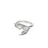 Anel Elegante de Pérola Sereia de Luxo Leve para Mulheres Estilo Francês High-end Design Cauda de Peixe Anel Aberto Simples da Moda