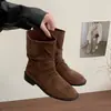 Botas de Cano Curto Versáteis Outono/Inverno 2026 Salto Grosso Plissado Retrô Novas Botas Ruched de Camurça Cor Maillard Botas de Equitação Confortáveis Femininas