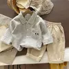 Conjunto de Roupa de Primavera para Meninos 2026 Novo Estilo Coreano Conjunto de Três Peças de Suéter, Colete e Camisa de Primavera e Outono para Crianças