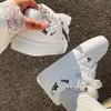 Tênis de sola grossa estilo coreano, novo modelo primavera 2026, sapatos brancos versáteis e leves, tênis casuais de nicho para estudantes