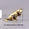 Latón Vintage Chino Clásico Cobre Mascota de Té Animal Adorno Gatito Llorando Jugando con Utensilios de Cobre Estudio Pie Sólido Antiguo
