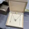 Collar de Cerámica Blanco y Negro Versión Alta V Dorada Cadena de Clavícula Pequeño Hombre Rojo Caridad Cadena Gruesa Chapada en Oro de 18K