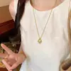 Collar largo con colgante geométrico dorado para mujer, simple y sofisticado, cadena para suéter de nicho de lujo ligero, accesorio versátil y elegante