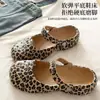 Tamancos de balé com estampa de leopardo retrô cruzada, sandálias de verão femininas sem cadarço, casuais e versáteis, perfeitas para o dia a dia