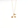 Moda Europea y Americana Elegante Diseño de Nicho Creativo Colgante de Cereza Collar de Acero de Titanio para Mujer Exquisito Versátil Collar para Clavícula