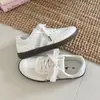 Zapatos de Entrenamiento Alemanes de Fondo Plano Estilo Coreano para Mujer Otoño 2026 Nuevos Zapatos de Plataforma Transpirables Versátiles Casuales Cómodos Zapatos Blancos Pequeños Más Vendidos