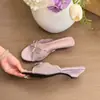 Primeiro encontro com a elegante renda roxa! Sandálias de salto plataforma femininas de verão 2026 em cetim com bico redondo e tira de laço
