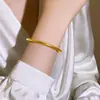 Novo estilo de pulseira aberta banhada a ouro para mulheres, simples e elegante, nicho, requintada, sensação de alta qualidade, joia versátil e estilosa