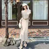 Novo vestido de tricô outono e inverno para mulheres, um vestido longo, justo e que afina a silhueta, que acentua a figura e pode ser usado como camada base.
