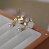 Aretes de clip de camelia blanca estilo Chanel de alta gama con circonita de perla, aretes colgantes pequeños, moda, temperamento femenino