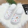 Verano 2023 nuevos zapatos de plataforma gruesa con agujeros de nube para mujer, lindos, estilo coreano, DIY, accesorios de chica arcoíris, pantuflas con sensación de pis de perro