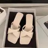 Sandalias de tacón alto estilo francés de nicho para mujer, nuevo modelo de verano 2026, populares sandalias versátiles de tacón de cuña, punta cuadrada, destalonadas