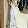 Conjunto de dos piezas para mujer, color rosa de baja saturación estilo 'old money', para verano 2026, con top sin mangas relajado y favorecedor, y pantalón de pierna ancha