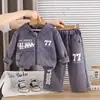 Conjunto de roupa de outono para meninos 2026 novo estiloso jaqueta jeans com capuz de bebê conjunto de duas peças para crianças primavera e outono
