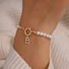 Pulsera Barroca Francesa Perla Imitación Cierre OT Diseño Colgante Inicial Temperamento Simple Joyería de Cuentas Hecha a Mano