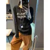 Además, el nuevo modelo de otoño es una camiseta de estilo retro americano con letras desgastadas, cuello redondo y mangas largas, adecuada para uso casual, MQ1763