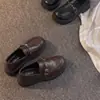 Mocasines retro para mujer, nueva colección de otoño, con suela gruesa, versátiles con hebilla de cinturón, adecuados para ir al trabajo, estilo fácil de poner, mocasines pequeños de piel