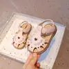 Sandalias para niñas 2025 primavera y verano nuevas para niños, antideslizantes, de princesa, con suela suave, con bordado y diseño hueco para bebés niñas