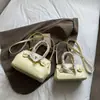 Bolso Platino de Gran Capacidad Bolso de Mujer Patrón Granulado Simple Elegante Bolso de Hombro Estilo Extranjero Versátil Cerradura Bolso Cruzado Portátil