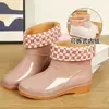 Botas de chuva femininas impermeáveis e antiderrapantes, modelos de cano médio e alto, sapatos de borracha para adultos, adequados para cozinha, com forro de algodão adicionado para aquecimento, adequados para trabalho e como meias-botas