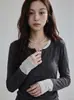 Top base de manga comprida com patchwork de cores contrastantes e design moderno, estilo duas peças falsas, para mulheres, primavera/outono, gola Henley, caimento justo, para o trabalho, versátil, camiseta