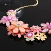 Collar colgante de flor acrílica con incrustaciones de diamantes estilo europeo y americano, cadena para la clavícula estilo corte vintage, joyería de nicho de diseño único al por mayor