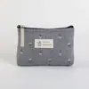 Bolsa de maquillaje de lona con estampado de letras estilo Ins, impermeable y portátil, adecuada para estudiantes como portalápices u organizador de artículos de tocador de viaje.