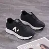 Tênis dad feminino novo estilo 2026 primavera faz os pés parecerem pequenos moda casual tênis esportivo sola grossa aumento de altura tênis de viagem H028