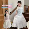 Roupa Infantil Coreana para Meninas Conjunto de Verão Novo Estilo Menininha Falso Duas Peças Manga Curta Laço Saia de Comprimento Médio Conjunto de Duas Peças