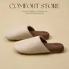 Pantuflas de algodón silenciosas para hombre, con una lujosa textura similar al cuero, perfectas para uso en interiores en dormitorios durante el otoño y el invierno. Tienen una suela suave y antideslizante