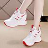 Tênis Brancos com Aumento de Altura para Mulheres 2025 Verão Viagem Sapatos Esportivos Moda Feminina Sapatos Casuais de Sola Grossa Atacado Aumento de Altura Respirável