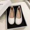Sapatos de vovó, mocassins de calçar fácil para mulheres, com sola macia, bico redondo, modernos e versáteis, novo estilo de outono, de boca rasa, sapatos baixos, bege