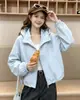 Nuevo Abrigo Corto con Capucha y Volantes de Moda Otoño 2026 para Mujer, Estilo Coreano Cintura con Cordón Holgado Versátil Gabardina
