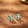 Pendientes de Plata S925 Chapados en Platino con Circonita Esmeralda, Diseño de Trébol de Cuatro Hojas, Exquisitos Incrustados de Diamantes, Estilo de Lujo Ligero para Mujer