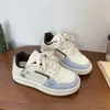 Tênis casuais estilo coreano, novo modelo outono 2026, sapatos brancos de sola grossa, modernos, estilosos, versáteis, adequados para uso ao ar livre, esportes e calçados casuais